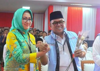 Berikan Mawar Pada Rivalnya, Airin Sampaikan Pesan Persahabatan