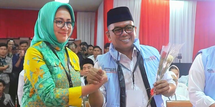Berikan Mawar Pada Rivalnya, Airin Sampaikan Pesan Persahabatan