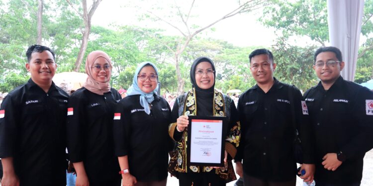 Dukung Kurangi Risiko Bencana, Bupati Serang Terima Penghargaan dari PMI Pusat