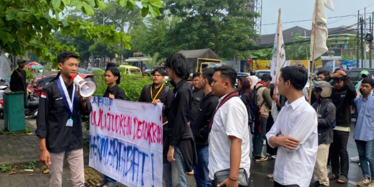 Demo Bawaslu, Mahasiswa Minta Pelanggar Pilkada Ditindak Tegas