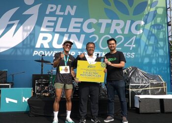 PLN Serahkan Lima Sepeda Motor untuk Ojol