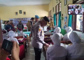 Bareng Pokja Wartawan Hukrim, Polres Serang Bagikan Ratusan Makan Siang Bergizi 