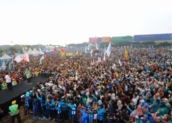 Teriakan ‘Rakyat Bersatu’ Menggema di Kampanye Akbar Airin-Ade