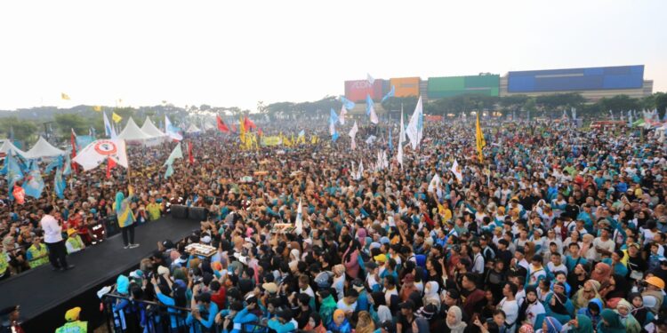 Teriakan ‘Rakyat Bersatu’ Menggema di Kampanye Akbar Airin-Ade