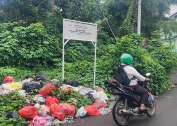 Warga Keluhkan Tumpukan Sampah Berjejer disepanjang Jalan Sayabulu Hingga Kaujon