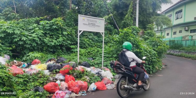 Warga Keluhkan Tumpukan Sampah Berjejer disepanjang Jalan Sayabulu Hingga Kaujon