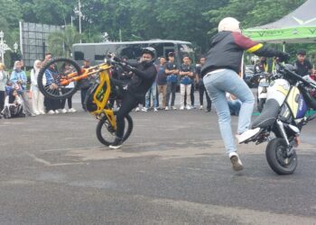 Aksi Freestyle Motor Listrik Memukau Penonton di Banten Electric Vehicle
