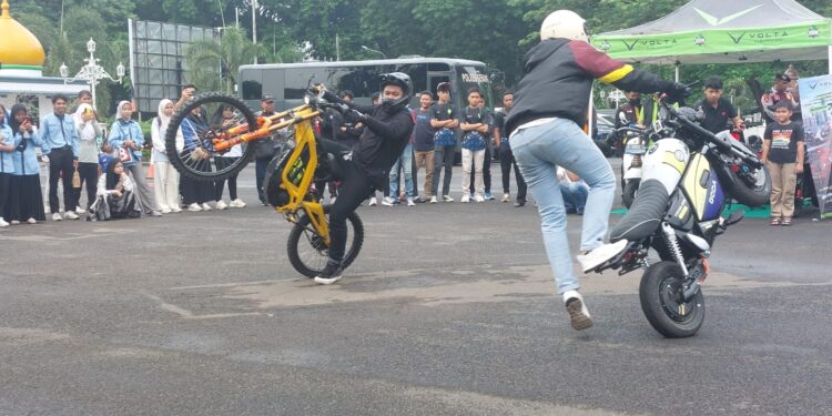 Aksi Freestyle Motor Listrik Memukau Penonton di Banten Electric Vehicle