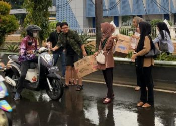 Komunitas Berbagi Nasi Pandeglang Bersama HMI & KOHATI Cabang Pandeglang Bagikan Takjil di Alun-Alun Pandeglang