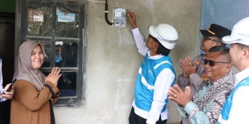 Lama Dinanti, Rumah Ibu Sena Akhirnya Dapat Listrik Gratis