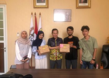 Ketua DPRD Kota Serang Borong Hampers Komunitas Penyintas Bencana