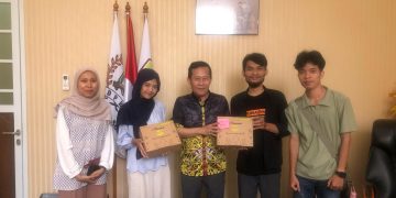 Ketua DPRD Kota Serang Borong Hampers Komunitas Penyintas Bencana