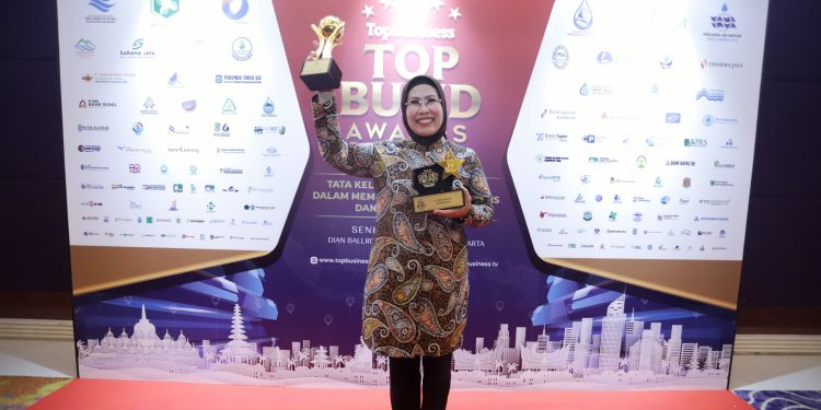 Ratu Tatu Raih Penghargaaan Top Pembina BUMD Tujuh Kali Berturut-turut