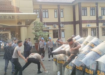 Simulasi Unjuk Rasa May Day, Ada Peserta Terpental Ke Kerumunan Polisi