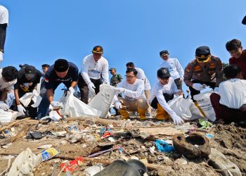 Hari Lingkungan Hidup Sedunia, PLN EPI Gandeng Pandawara dan PLN Indonesia Power Banten 2 Labuan Angkut 24 Truk Sampah dari Teluk Labuan