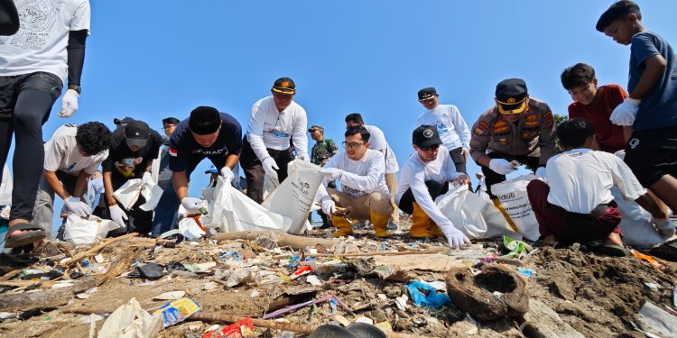 Hari Lingkungan Hidup Sedunia, PLN EPI Gandeng Pandawara dan PLN Indonesia Power Banten 2 Labuan Angkut 24 Truk Sampah dari Teluk Labuan
