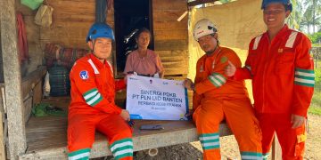 Di Tengah Deru Mesin, PLN Bawa Sembako dan Senyum ke Bayah