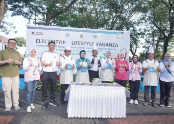 Targetkan Dapur Net Zero Emission tahun 2026, Srikandi PLN UID Banten Masak Gunakan Kompor Induksi