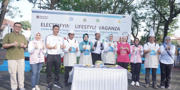 Targetkan Dapur Net Zero Emission tahun 2026, Srikandi PLN UID Banten Masak Gunakan Kompor Induksi