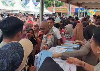 Bazar Murah Polres Serang Diserbu Ribuan Emak-emak