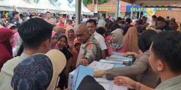 Bazar Murah Polres Serang Diserbu Ribuan Emak-emak