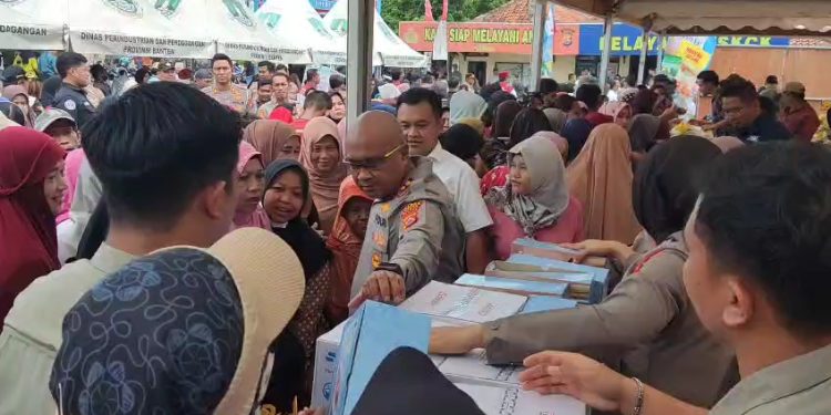 Bazar Murah Polres Serang Diserbu Ribuan Emak-emak