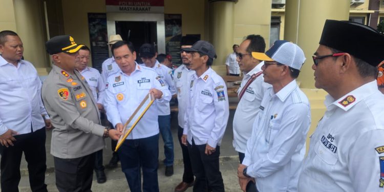 Apdesi Serang Anugerahkan Penghargaan untuk Kapolres Condro Sasongko