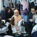 Rina Rahmayanti, S.Pd pemilik Rinara Batik sekaligus Local Hero PLN UID Banten, memandu para delegasi internasional mencoba teknik dasar membatik menggunakan canting.