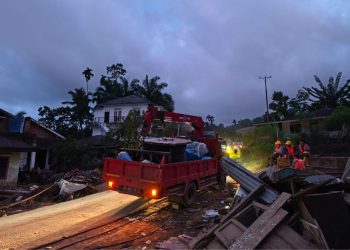 Pemulihan Cepat Pascabencana: PLN Bangun 619 Tiang dan 30,95 kms Jaringan Baru di Sumatra Barat