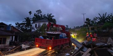 Gotong Royong Pulihkan Sumbar: PLN dan Semua Pihak Kerja 24 Jam Hidupkan Kembali Listrik