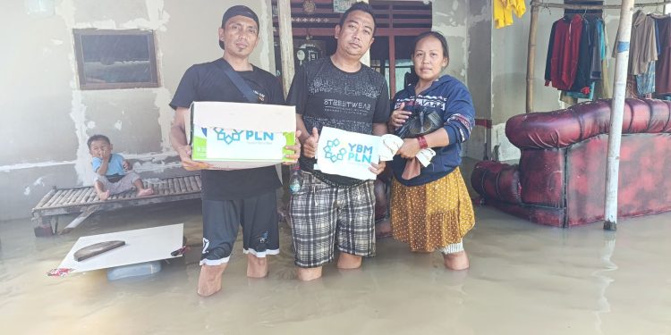 PLN UP3 Cikupa Sigap Amankan Instalasi Listrik dan Salurkan Bantuan bagi Warga Terdampak Banjir di Kabupaten Tangerang