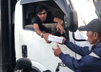 PETRUCK Merak Berbagi Takjil di Ciwandan, Pererat Kebersamaan di Tengah Perbedaan