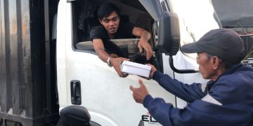PETRUCK Merak Berbagi Takjil di Ciwandan, Pererat Kebersamaan di Tengah Perbedaan