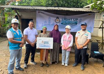 Program Light Up The Dream PLN Terangi Rumah Ibu Iyah di Usia 82 Tahun