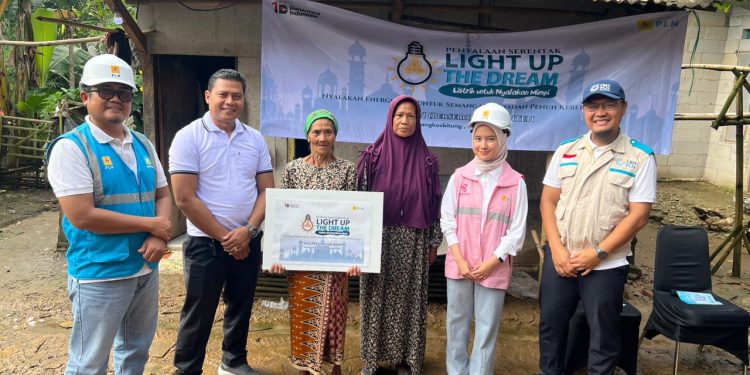 Program Light Up The Dream PLN Terangi Rumah Ibu Iyah di Usia 82 Tahun