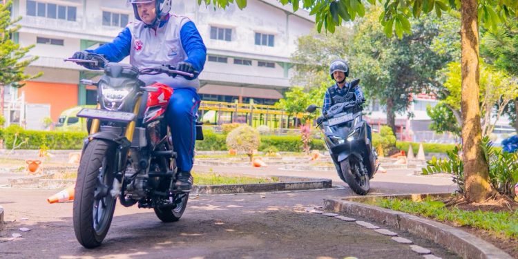 Biar Perjalanan Tetap Happy, Ini Cara Jago Cari Aman di Jalan